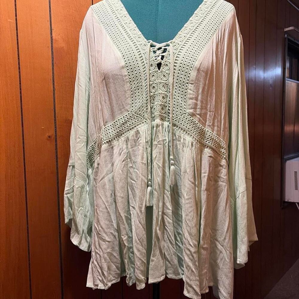 Nwot torrid mint green 100% rayon blouse